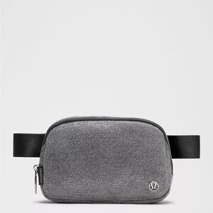 💯 Authentic Lululemon Everywhere Belt Bag 1L
(Dark Silver/Glitter)